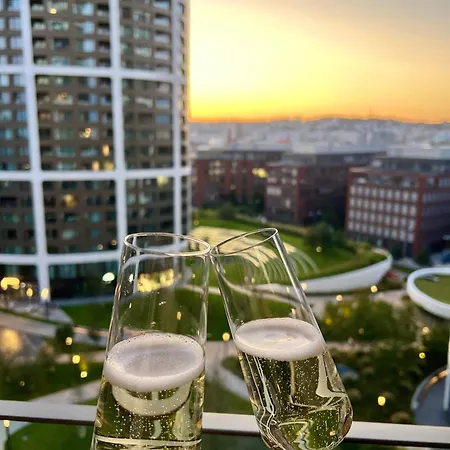 Cloud 9 Sky Park Elegance - Brand New With Stunning Views 布拉迪斯拉发